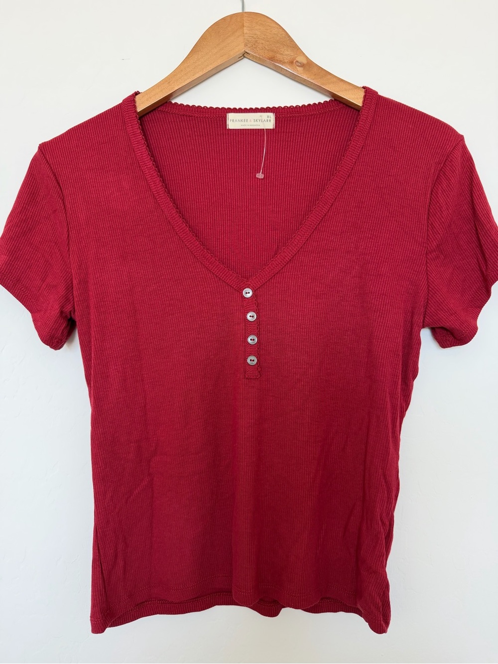 Frankee & skylaar Red Ribbed V-Neck Henley Tee